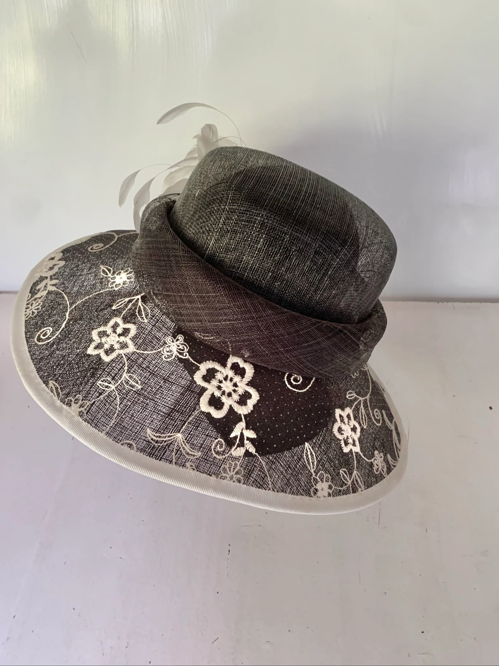 Chapéu vintage preto e branco feminino com renda e penas – photo 3